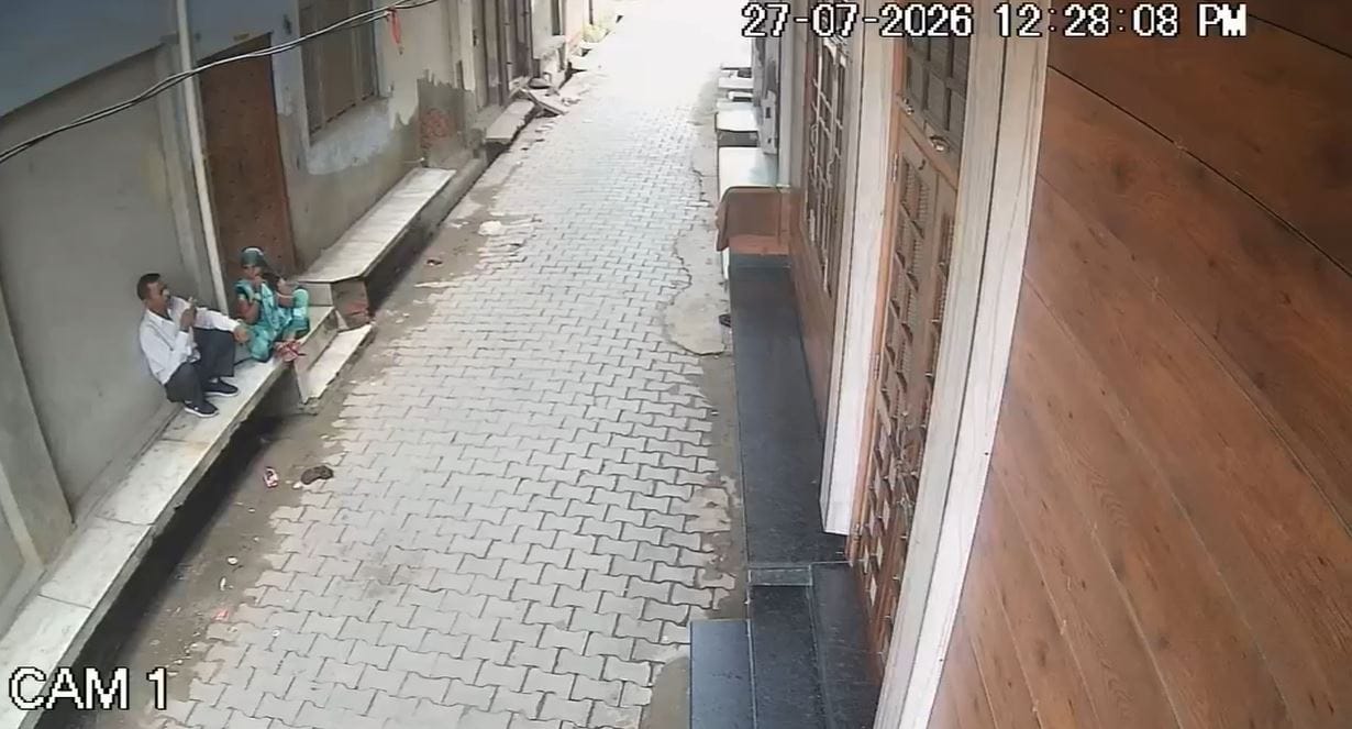 Tricks Woman into Handing Over Earrings Incident Caught on CCTV