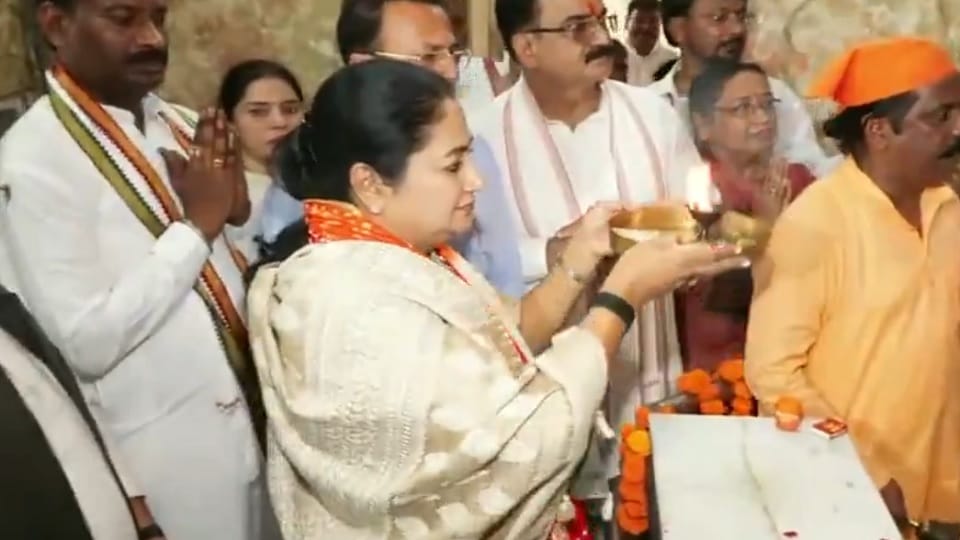 Delhi CM Rekha Gupta offers prayers at Valmiki Temple on Guru Purnima