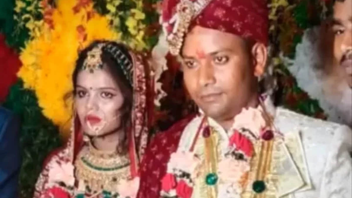 मृत महिला का पति संग फाइल फोटो