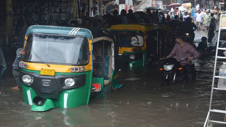 Agra Flooded After Brief Rain: Waterlogged Roads Bring Traffic to a Standstill