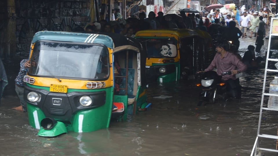 Agra Flooded After Brief Rain: Waterlogged Roads Bring Traffic to a Standstill