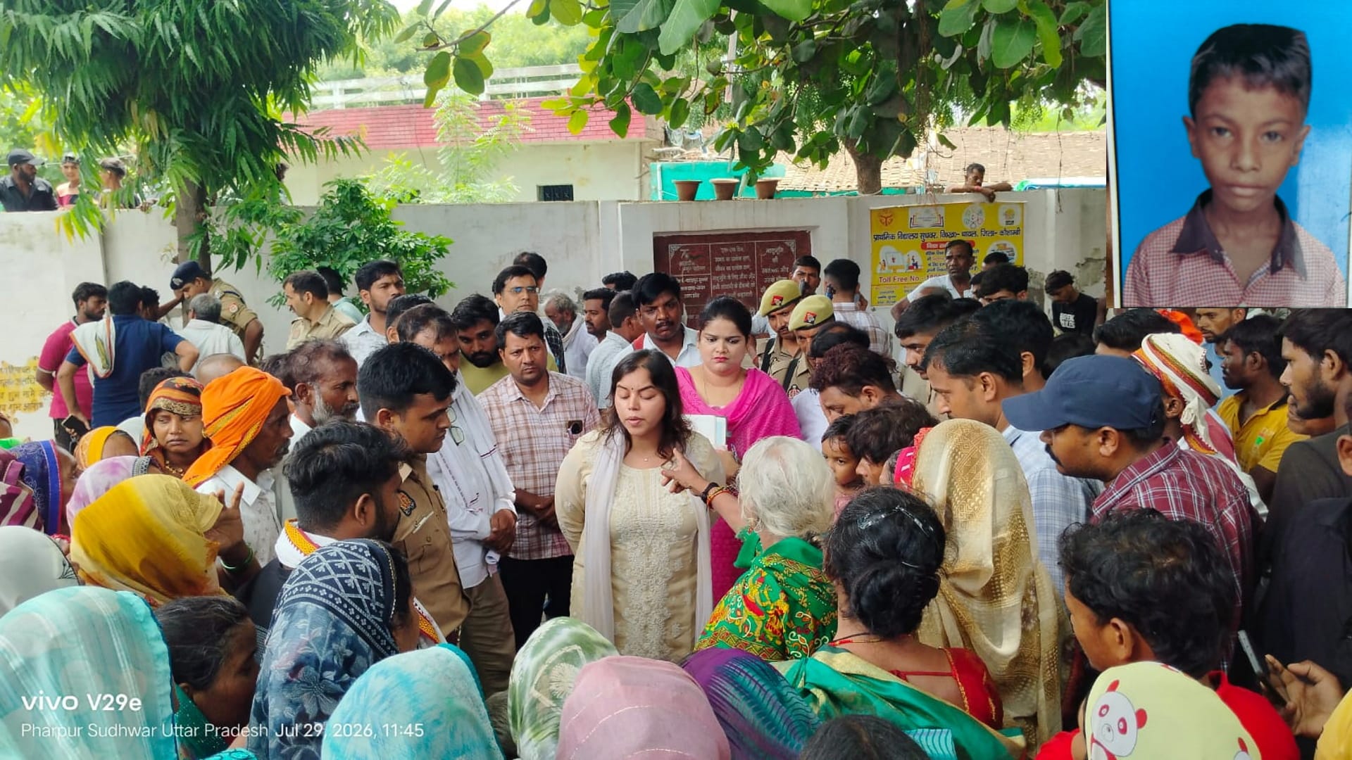 पांचवीं के छात्र की  मौत के बाद आक्रोशित  परिजनों को समाझातीं एसडीएम।