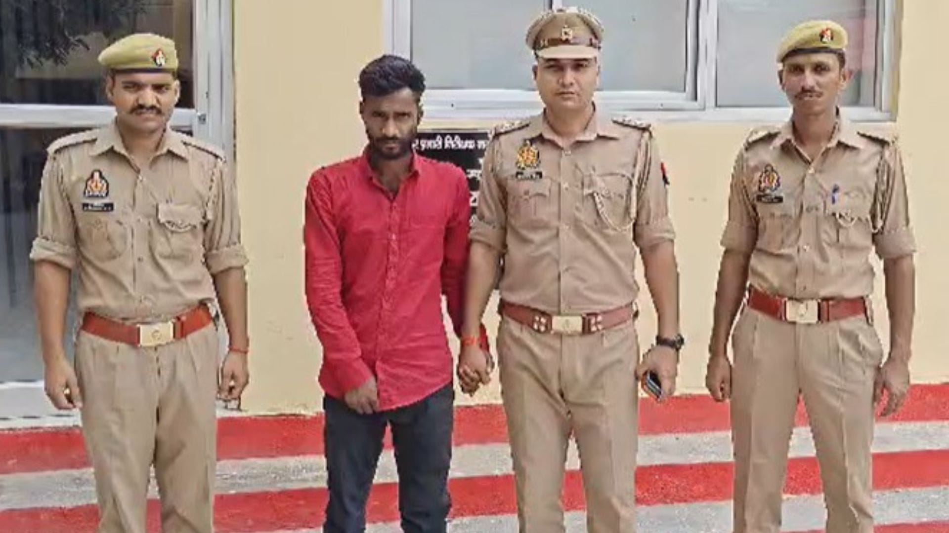 पुलिस की गिरफ्त में आरोपी।