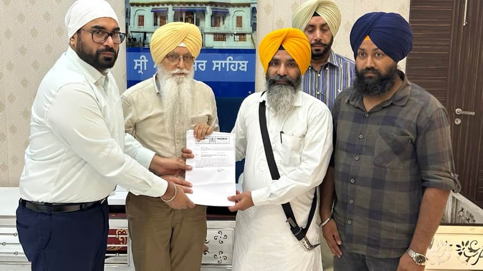 श्री अकाल तख्त सचिवालय को बेअदबी कानून का मसाैदा साैंपते विधायक