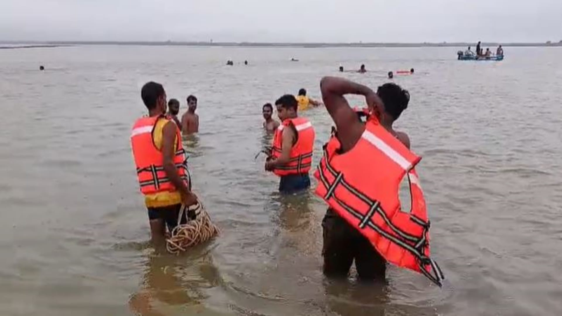 युवक का शव निकालने पहुंची टीम