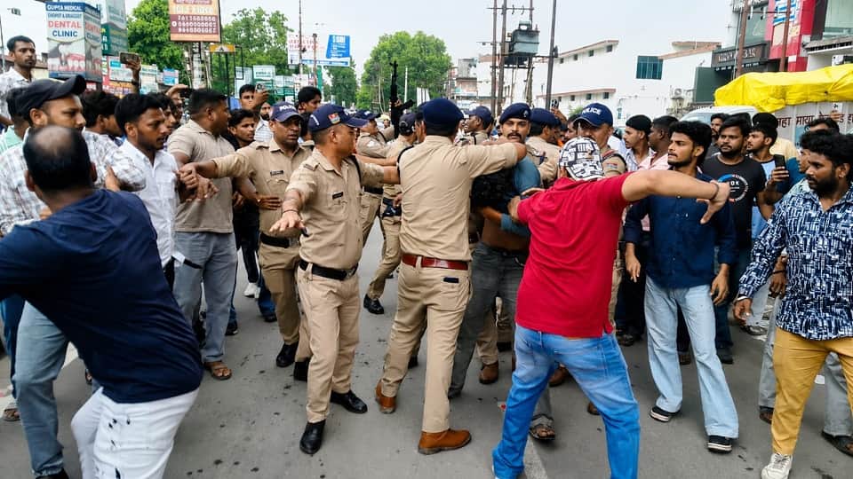 Police beat up misdeed accused after foiling their escape attempt in rudrapur