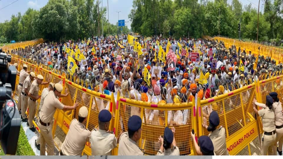 सेक्टर-45 के बेरिकेड तोड़ते प्रदर्शनकारी