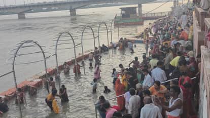 UP: Guru Purnima today, devotees throng Ayodhya for a dip in the Saryu River