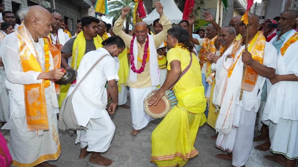 शोभयात्रा में थिरकते संत।