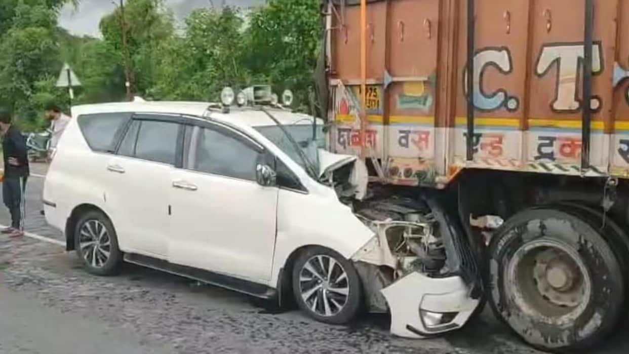 Lalitpur: Chhattisgarh state president's car collided with a truck parked on the highway, injured