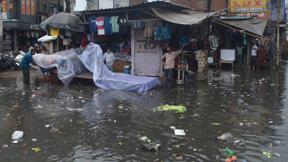 Agra Flooded After Brief Rain: Waterlogged Roads Bring Traffic to a Standstill