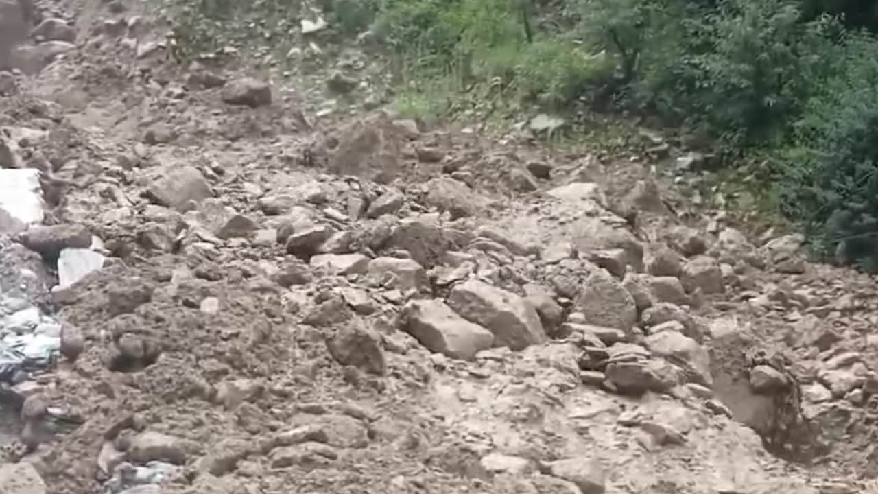 स्यानाचट्टी में पत्थरों और मलबे का सैलाब