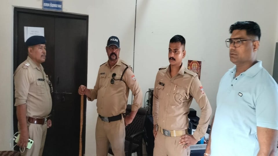 Vigilance raid in Sitarganj tehsil