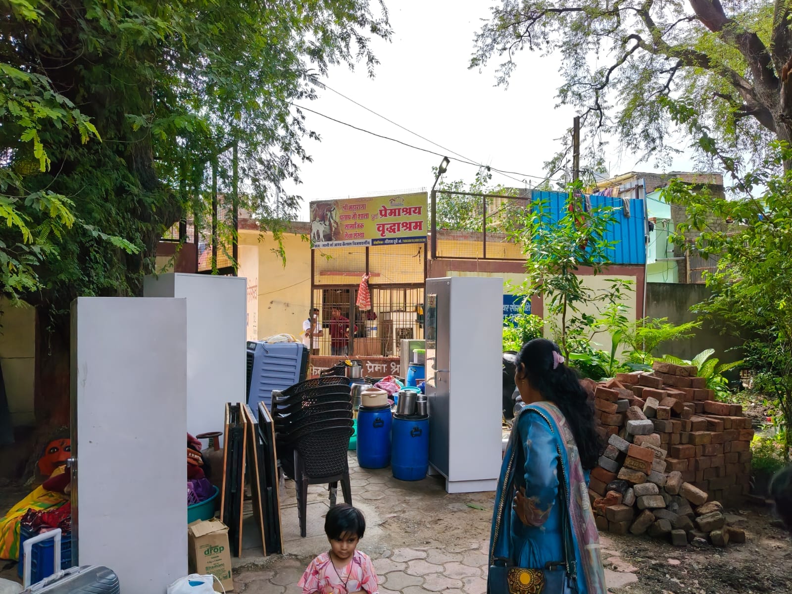 आश्रम सरकारी जमीन पर बिना अनुमति संचालित पाया गया