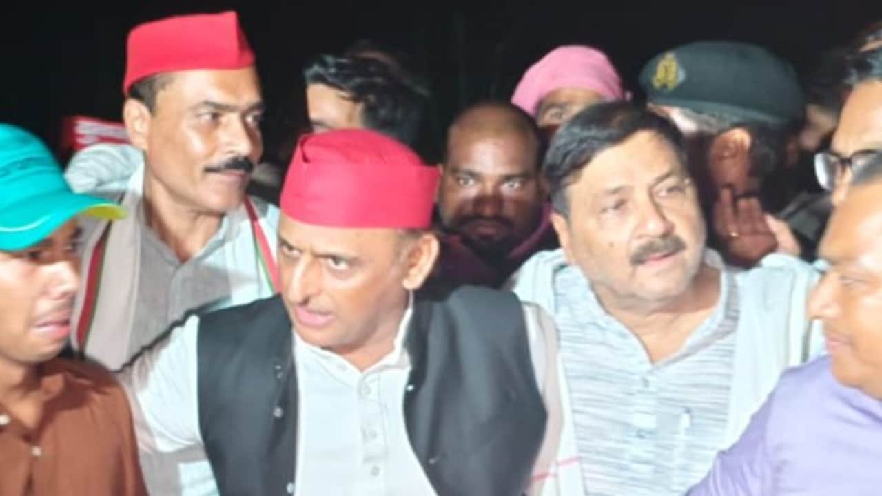 सपा पदाधिकारियों और कार्यकर्ताओं से मिले अखिलेश यादव