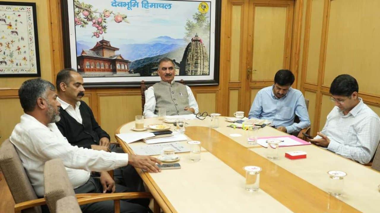 अपना परिवार सुखी परिवार योजना की समीक्षा बैठक में मुख्यमंत्री सुखविंद्र सिंह सुक्खू।