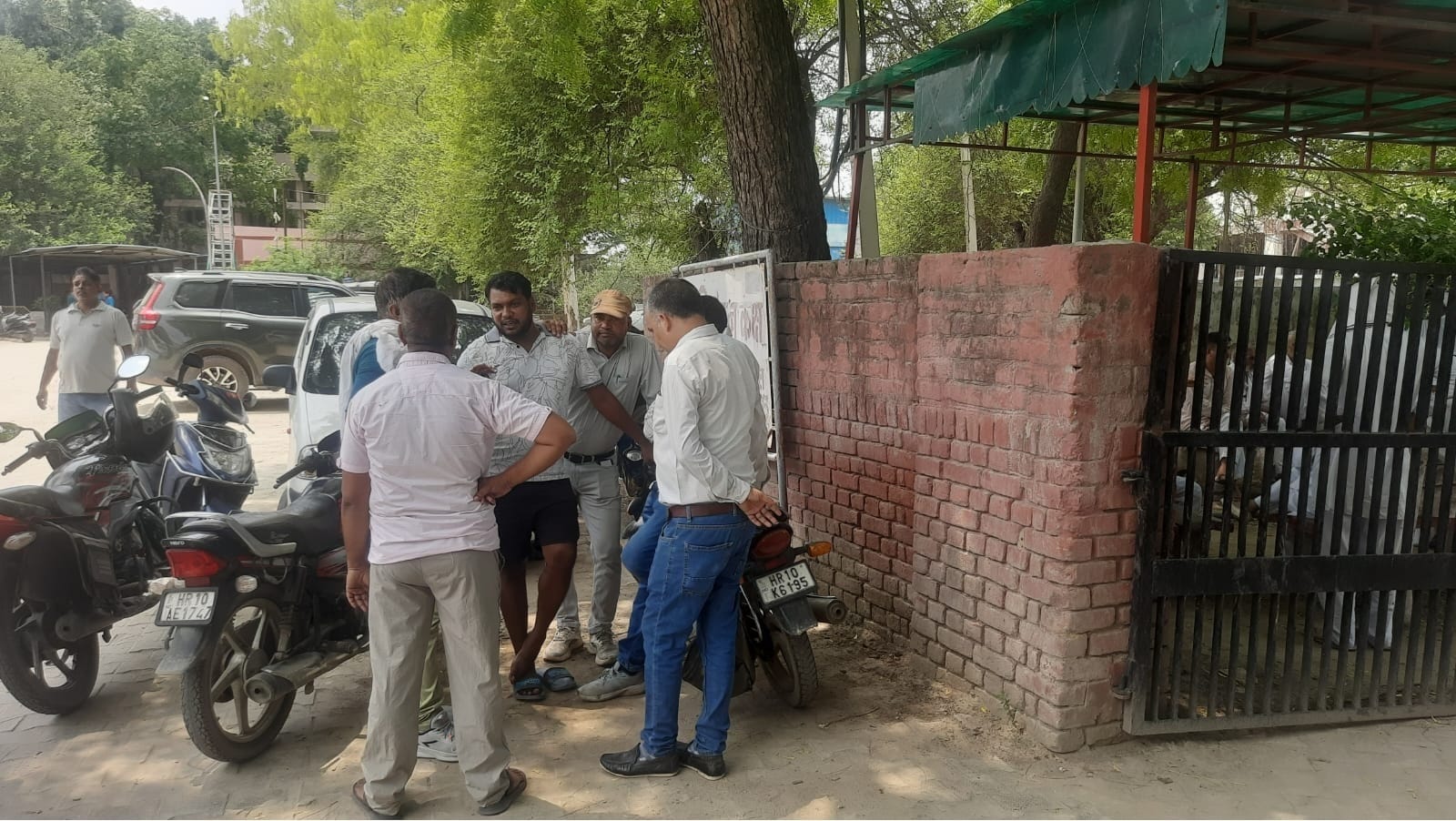 अस्पताल में पहुंचे परिजन
