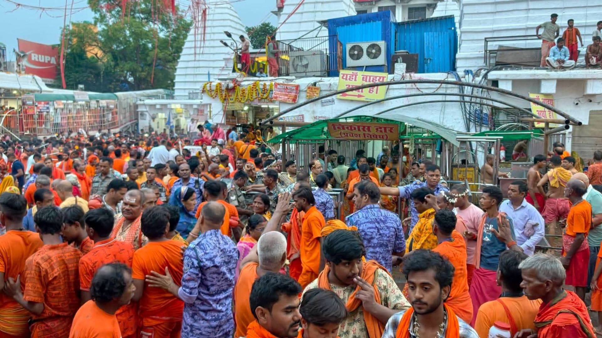 बाबा बैद्यनाथ धाम में उमड़ा आस्था का सैलाब