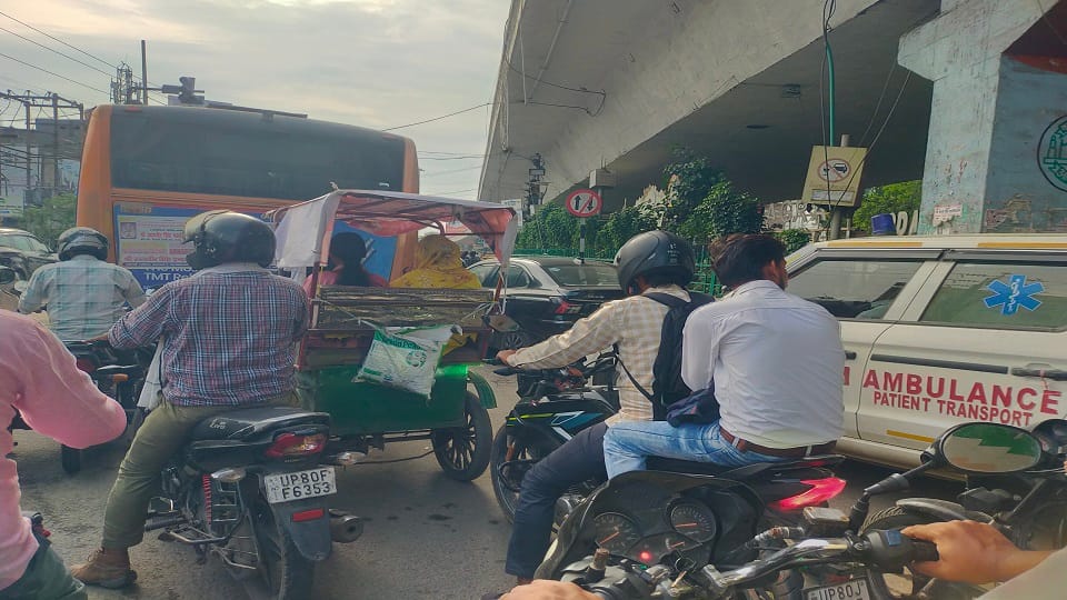 Metro Work Closes Service Road Without Notice, Hundreds of Vehicles Stuck in Traffic