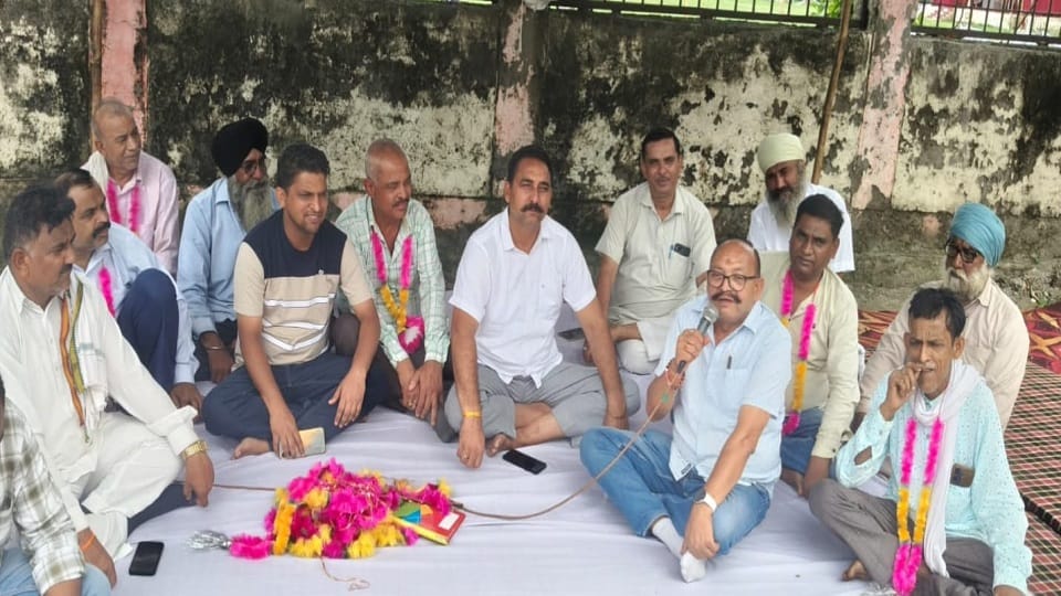 Uttarakhand: चीनी मिल स्क्रैप घोटाला...केस दर्ज ना करने पर कांग्रेसियों में आक्रोश, कर्मचारियों का अनशन जारी