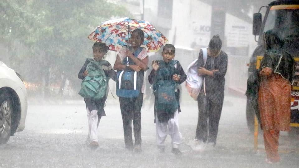 Bijnor: Heavy rain on the first day of Sawan—roads waterlogged, power supply disrupted