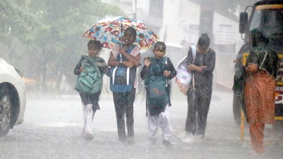 Bijnor: Heavy rain on the first day of Sawan—roads waterlogged, power supply disrupted