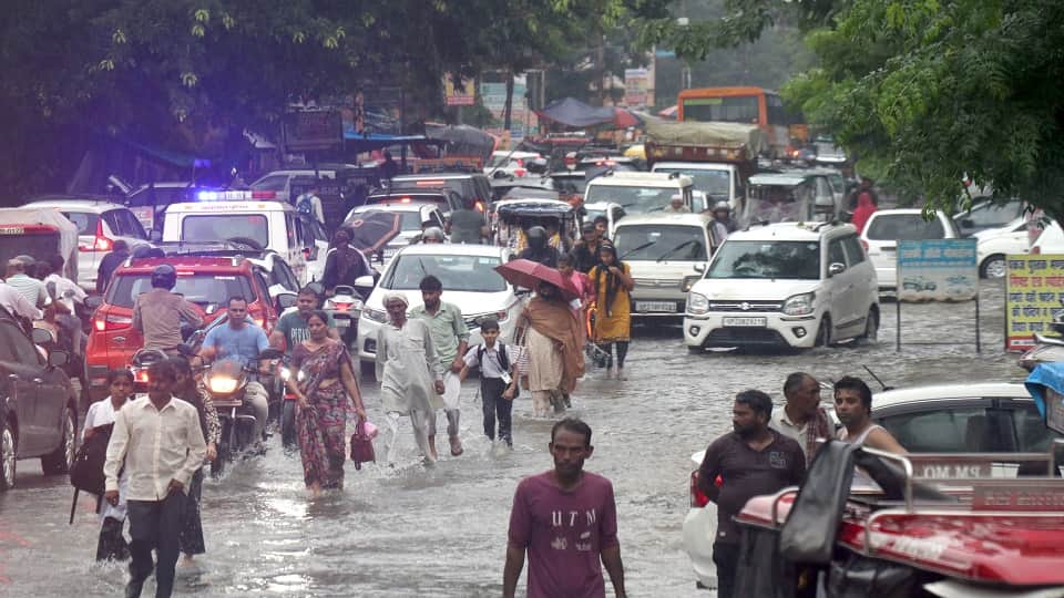 Bijnor: Heavy rain on the first day of Sawan—roads waterlogged, power supply disrupted