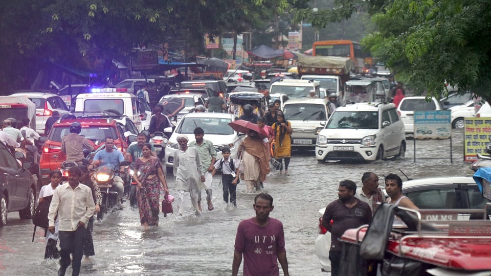 Bijnor: Heavy rain on the first day of Sawan—roads waterlogged, power supply disrupted