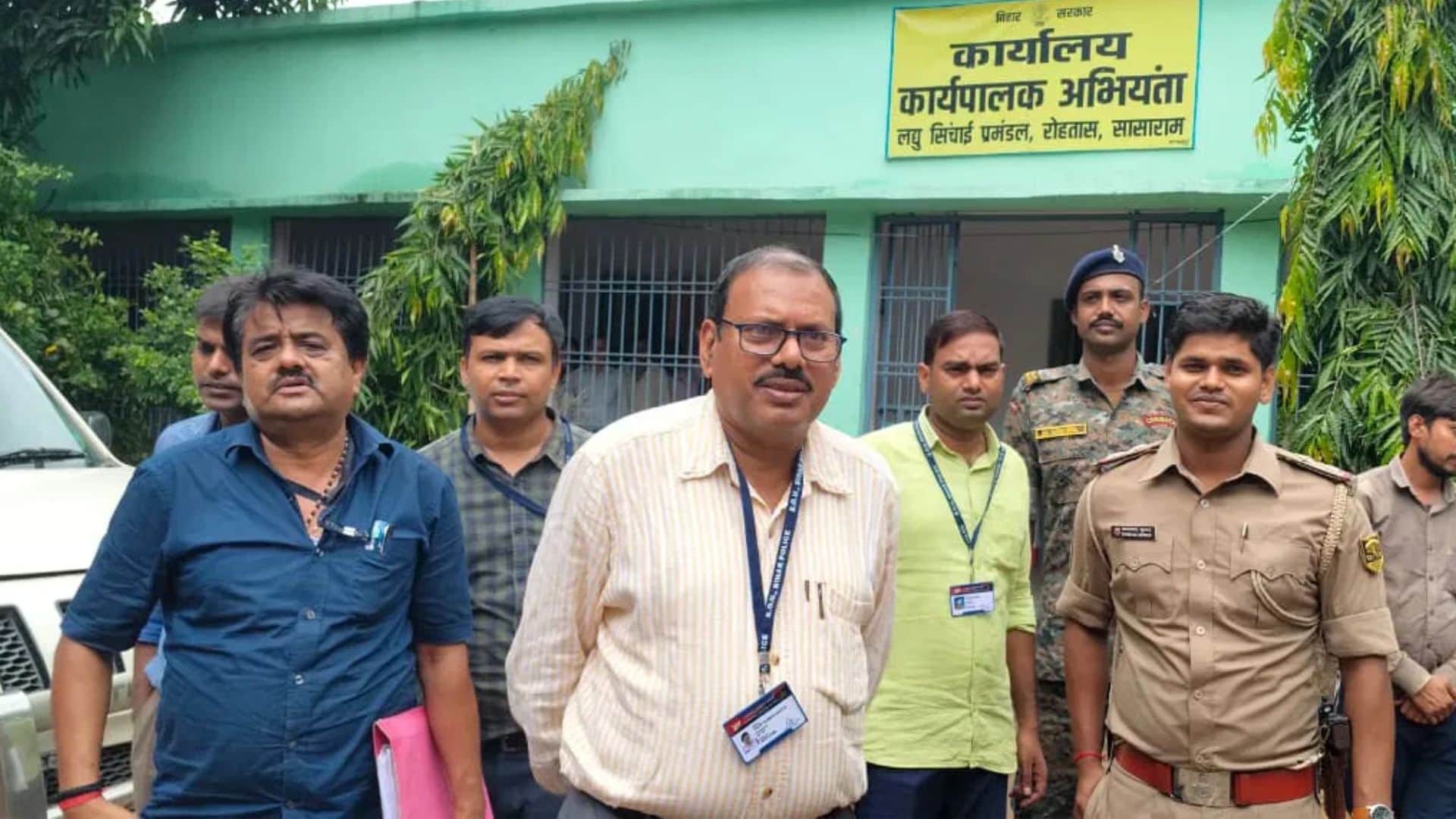 छापेमारी करती ईओयू की टीम