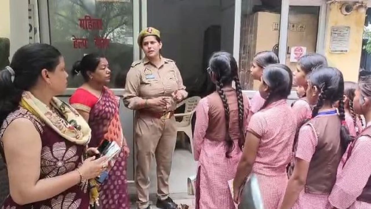 महिला थाना प्रभारी ने छात्राओं को किया जागरूक