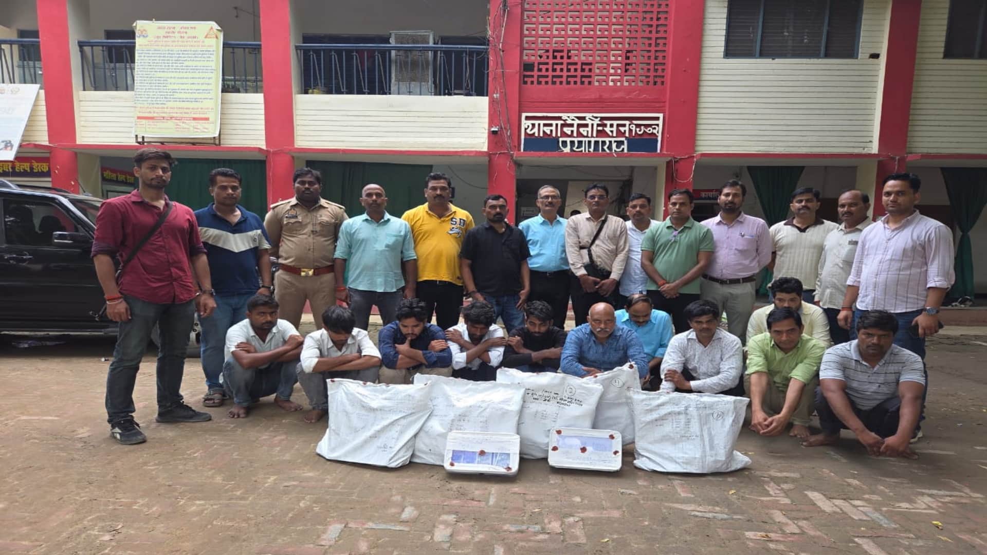 एसटीएफ द्वारा आईटीआई नैनी मे गिरफ्तार किए गए सॉल्वर और शिक्षक।