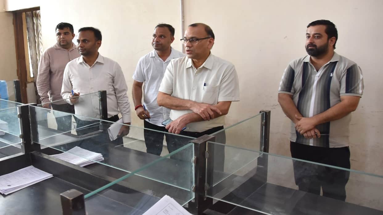 Fatehabad DC conducts surprise inspection of the e-Disha Kendra and Secretariat complex