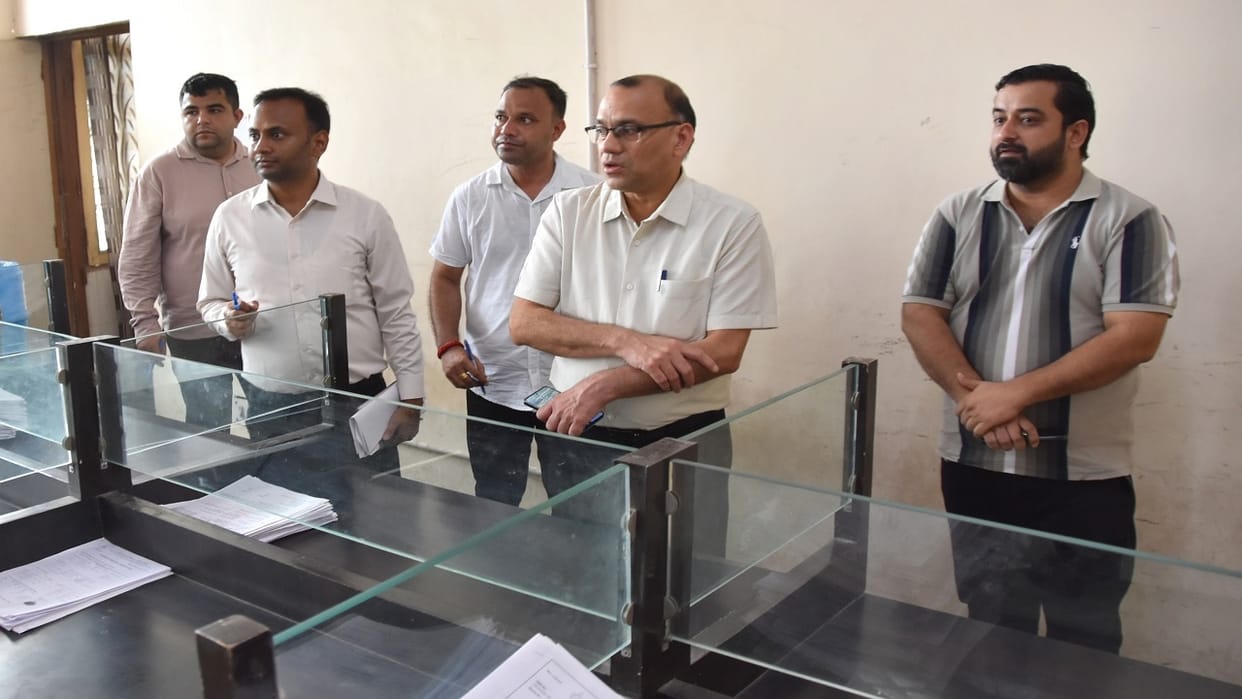 Fatehabad DC conducts surprise inspection of the e-Disha Kendra and Secretariat complex