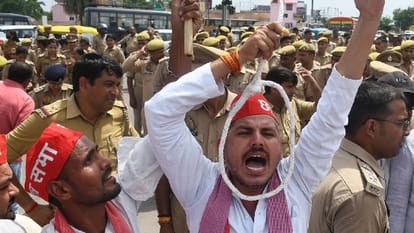 UP: SP workers arrived in the capital carrying a noose and climbed onto the roofs of buses; police detained th