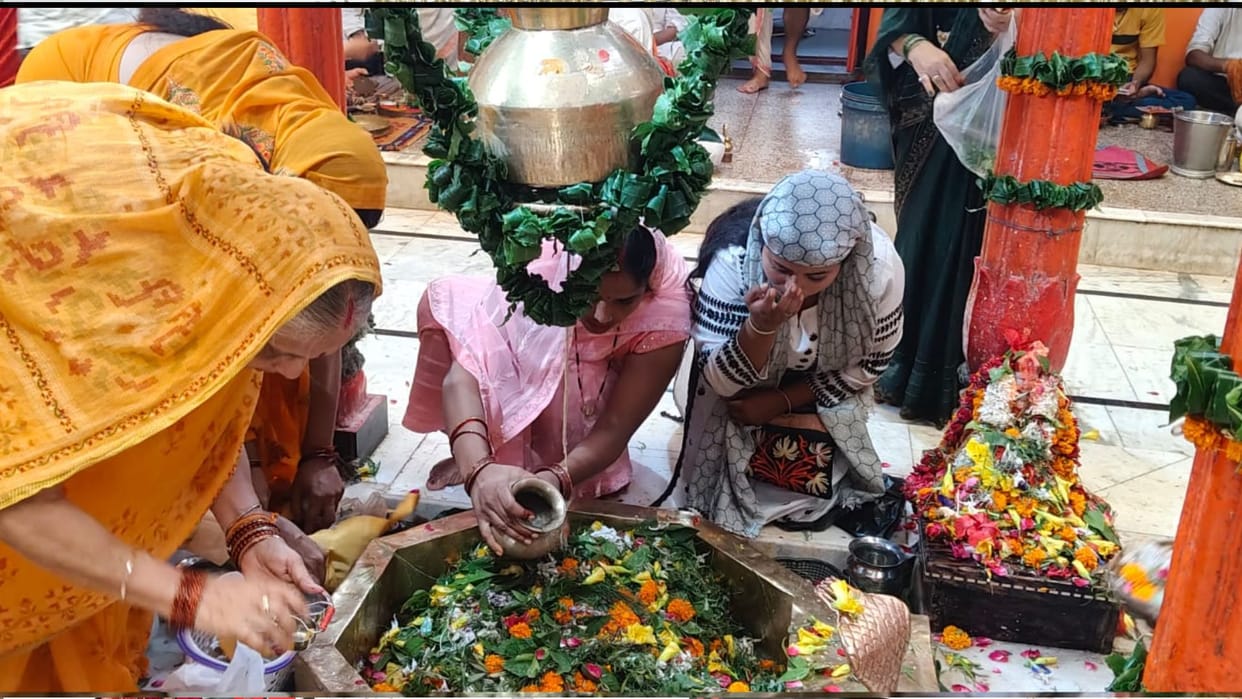 Crowds of devotees thronged Shiva temples in Gorakhpur on the occasion of Sawan.