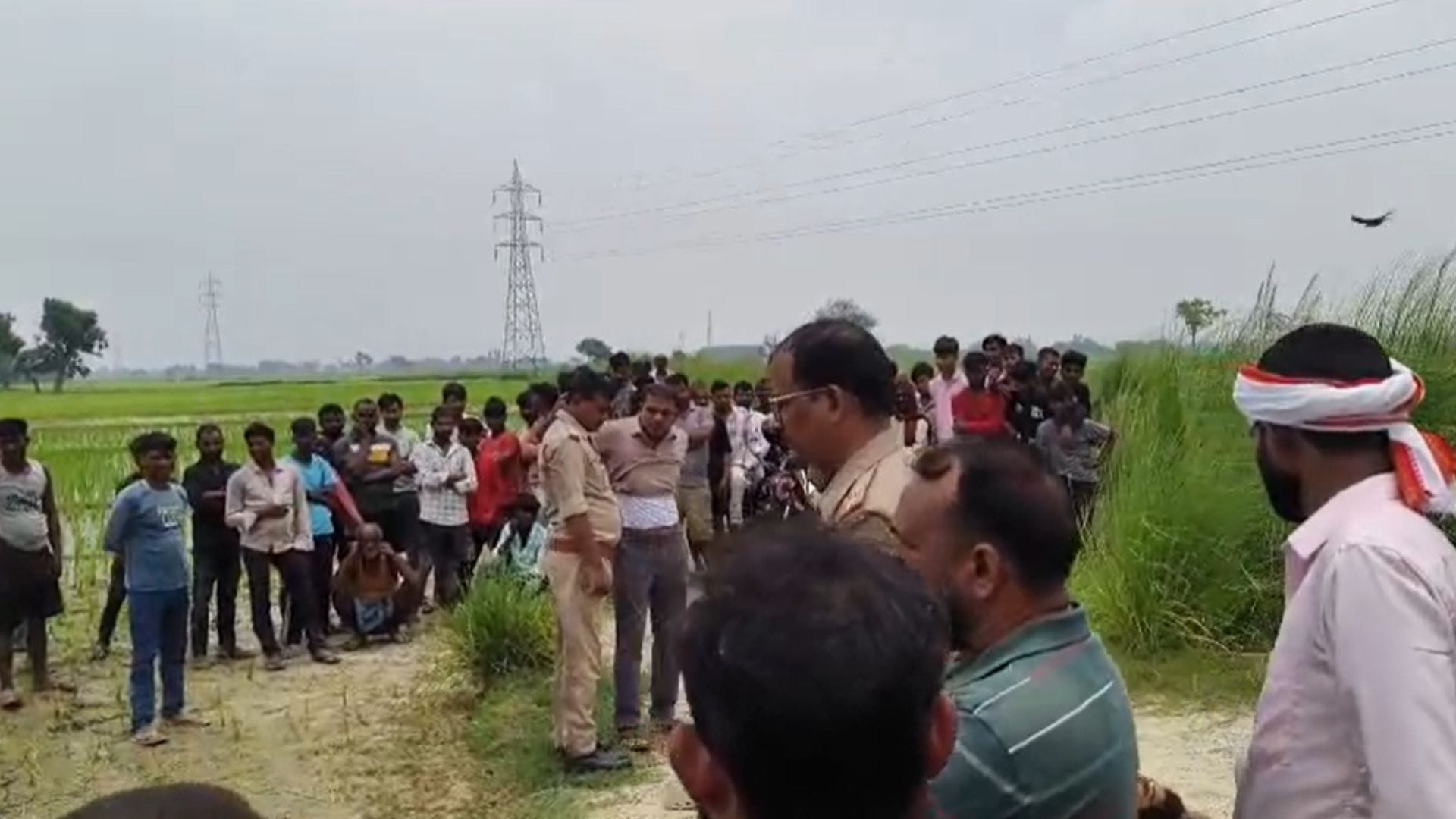 घटनास्थल पर मौजूद पुलिस व लोग