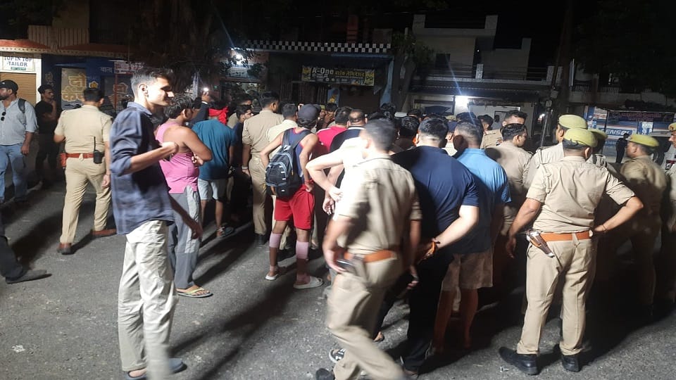 Muzaffarnagar: Kanwar damaged in bike collision; Kanwariyas create a ruckus at Budhana Turn