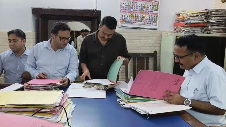 DM Lalit Mohan Raiyal conducts surprise raid in Haldwani tehsil
