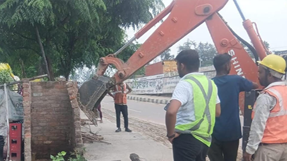 Kanpur: Encroachments along the highway in Maharajpur removed; NHAI takes action