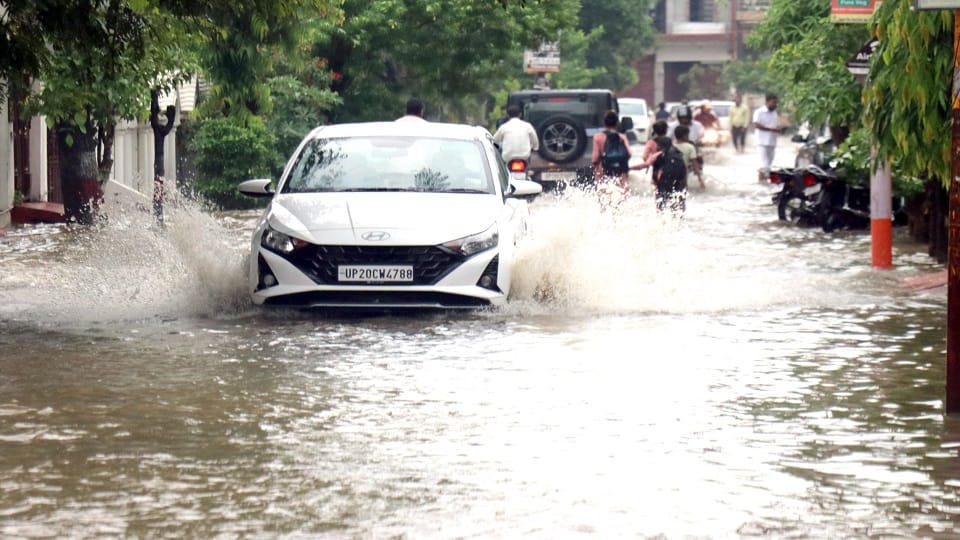 Bijnor: Heavy rain on the first day of Sawan—roads waterlogged, power supply disrupted