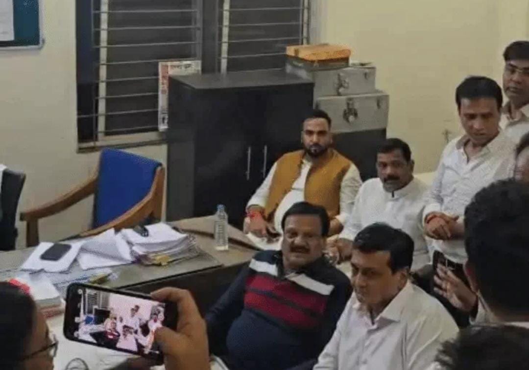 Indore News: पथराव केस में कांग्रेस शहर अध्यक्ष चौकसे को थाने किया तलब, कांग्रेसियों ने घेरा थाना
