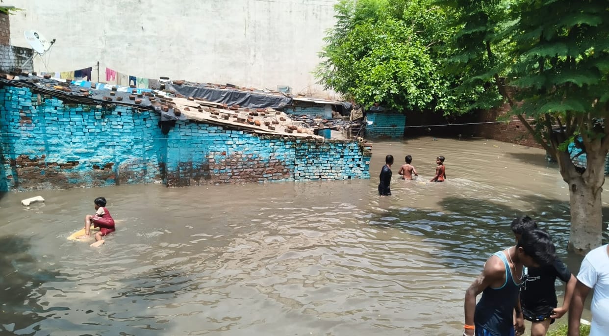 Kanpur Danger now looms over the Hashmi Road settlement waterlogging has caused cracks in dilapidated houses