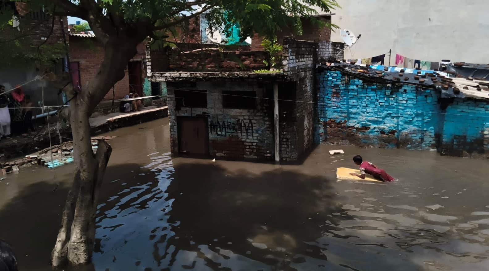 Kanpur Danger now looms over the Hashmi Road settlement waterlogging has caused cracks in dilapidated houses