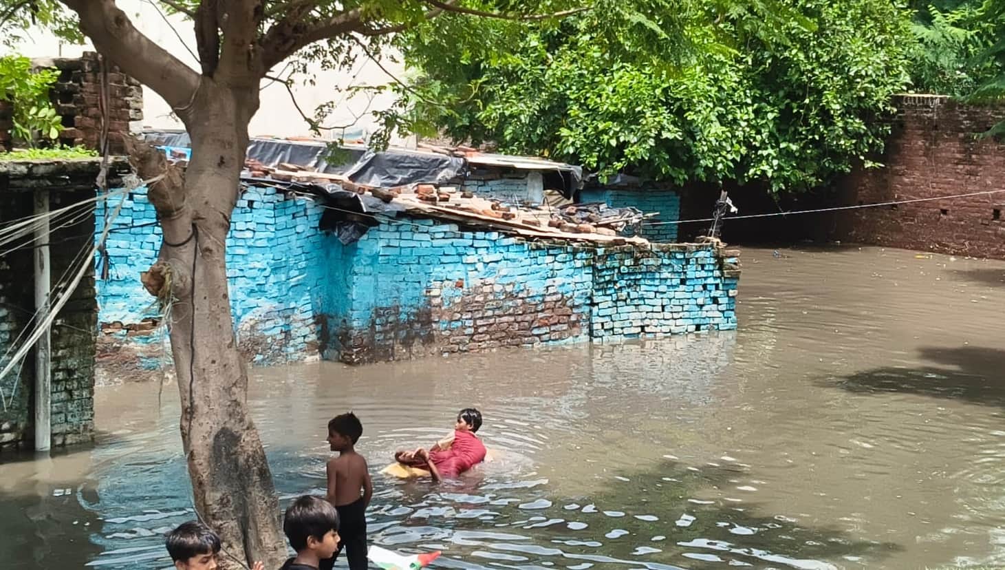 Kanpur Danger now looms over the Hashmi Road settlement waterlogging has caused cracks in dilapidated houses
