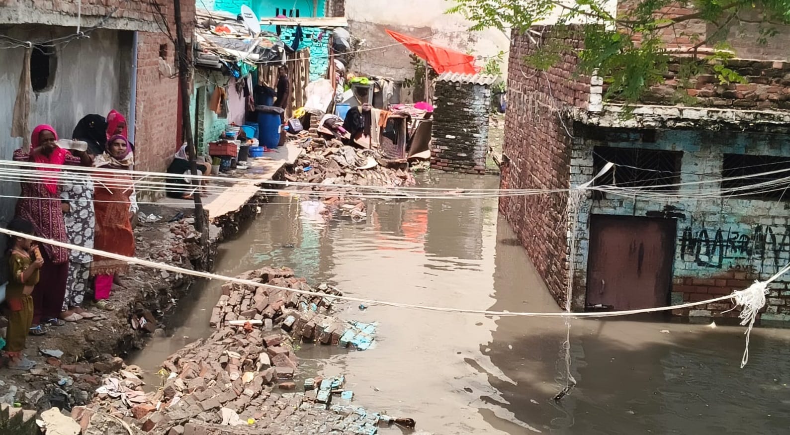 Kanpur Danger now looms over the Hashmi Road settlement waterlogging has caused cracks in dilapidated houses