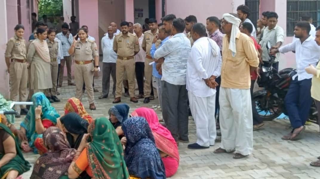 सीएचसी में रोते बिलखते परिजन और मौजूद पुलिस