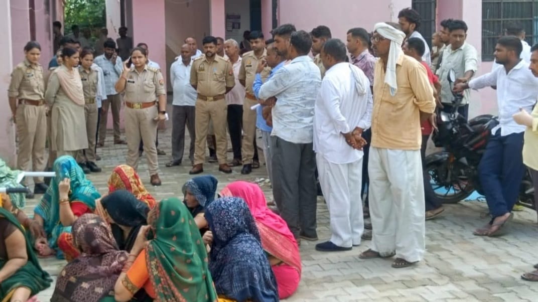सीएचसी में रोते बिलखते परिजन और मौजूद पुलिस