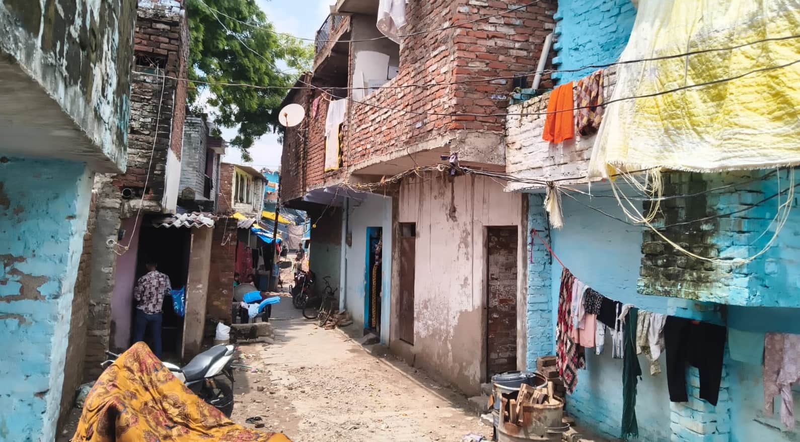 Kanpur Danger now looms over the Hashmi Road settlement waterlogging has caused cracks in dilapidated houses