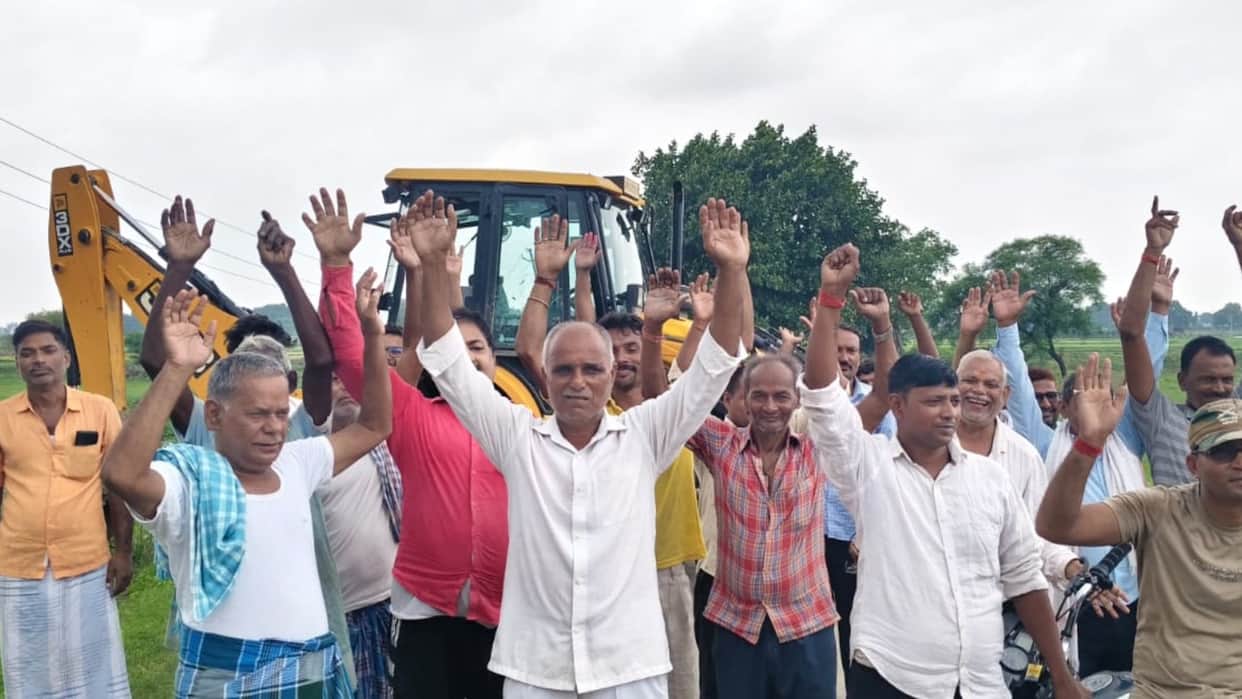 Farmers protest over bridge construction Ramgarh Road traffic blocked for two hours after halting JCB