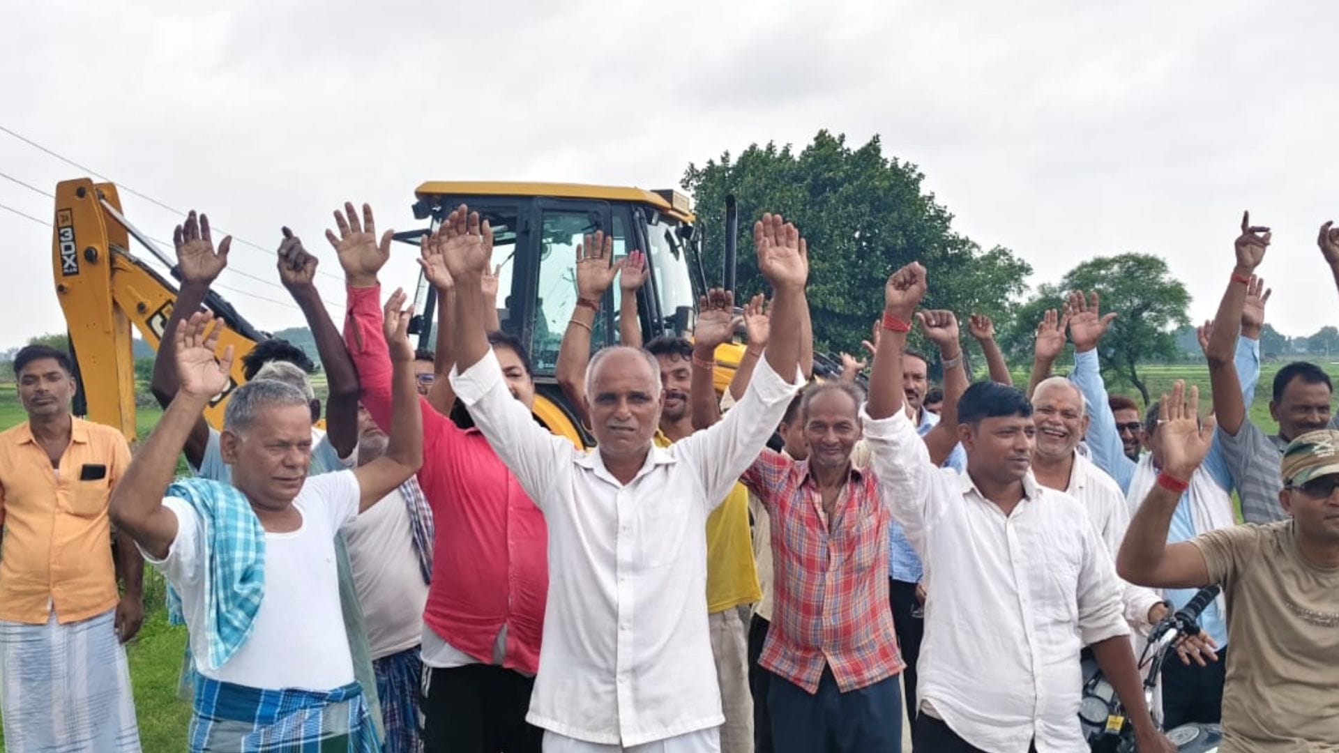 किसानों का प्रदर्शन देख चौड़ीकरण कार्य ठप।